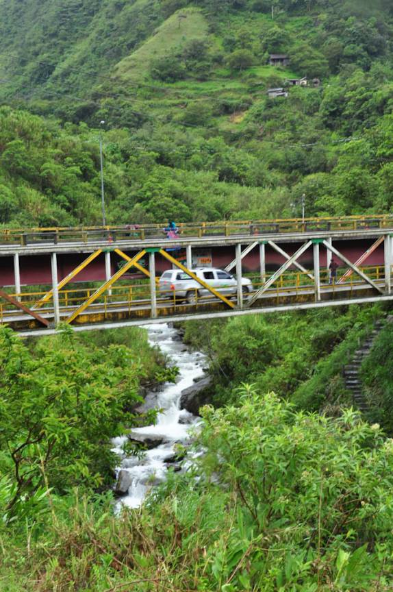 Atravessando ponte no Ruta de las Cascadas, em Baños, no Equador